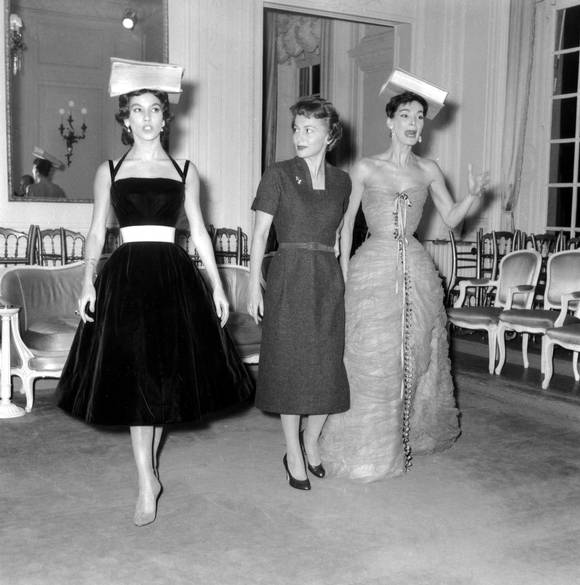 Người mẫu Victoire (bìa trái) và Lucky (bìa phải) thị phạm cho nữ diễn viên Olivia de Havilland để bà chuẩn bị cho vai diễn trong phim The Ambassador’s Daughter