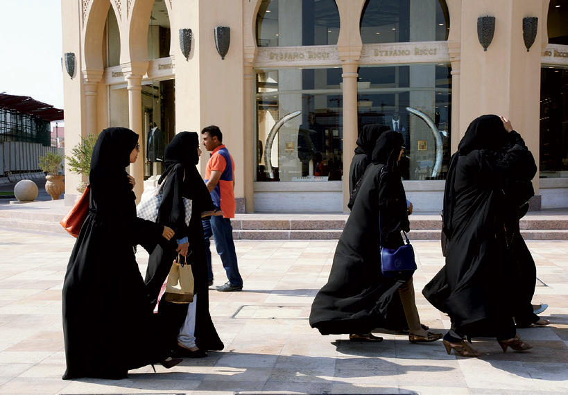 Vẫn có thể nhìn thấy sự sành điệu của các quý cô Doha qua túi xách, giày và kính mắt hàng hiệu 