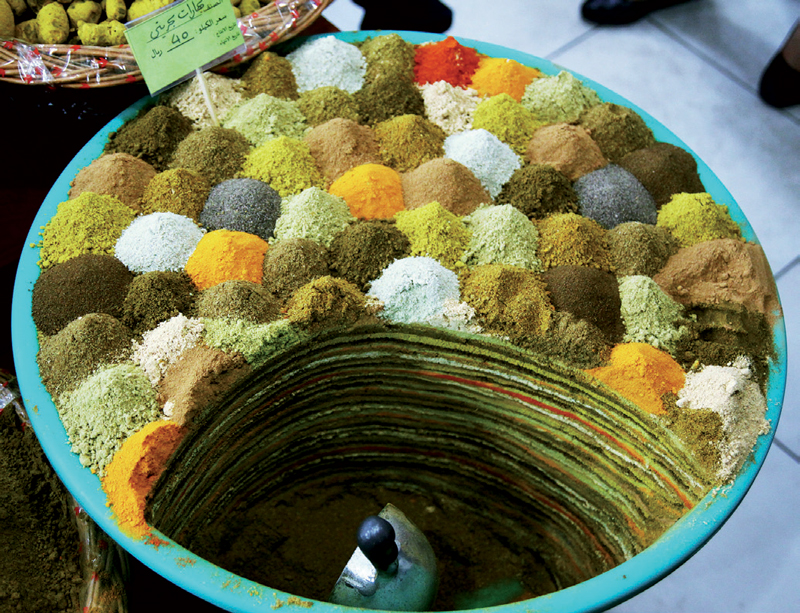 Các loại gia vị nhiều màu tạo nên nét đặc trưng của ẩm thực Trung Đông  
