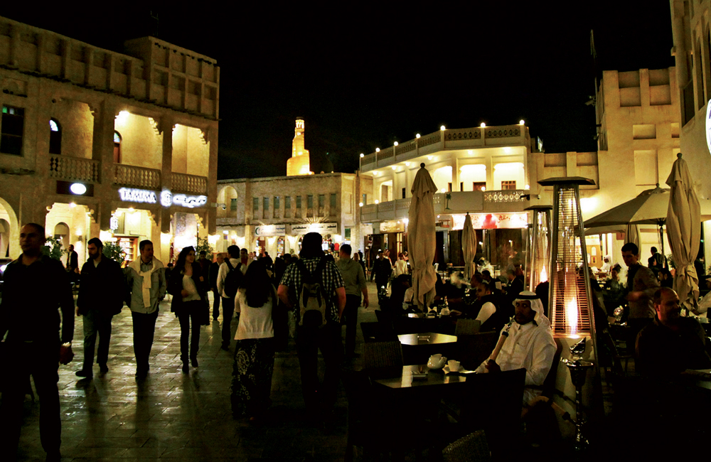 Khung cảnh về đêm của khu chợ đồ cổ Souq Waqif khiến bạn có cảm giác mình đang lạc vào một giấc mơ xưa
