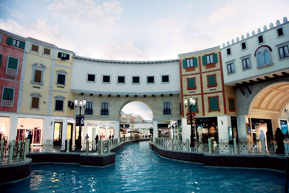 Một góc khu mua sắm cao cấp Villagio Mall  