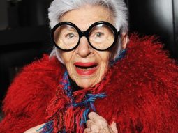 Khám phá thế giới muôn màu của biểu tượng thời trang 93 tuổi Iris Apfel