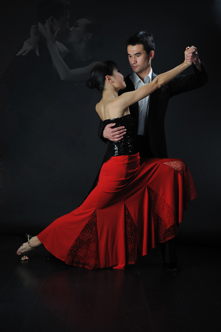 Trong bản nhạc rumba hay điệu nhảy tango gợi cảm, các đụng chạm và tiếp xúc cơ thể gần gũi sẽ giúp tâm hồn của hai bạn hòa quyện vào nhau
