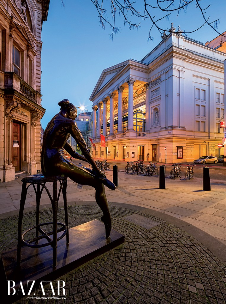 Tượng điêu khắc trước cửa Royal Opera House