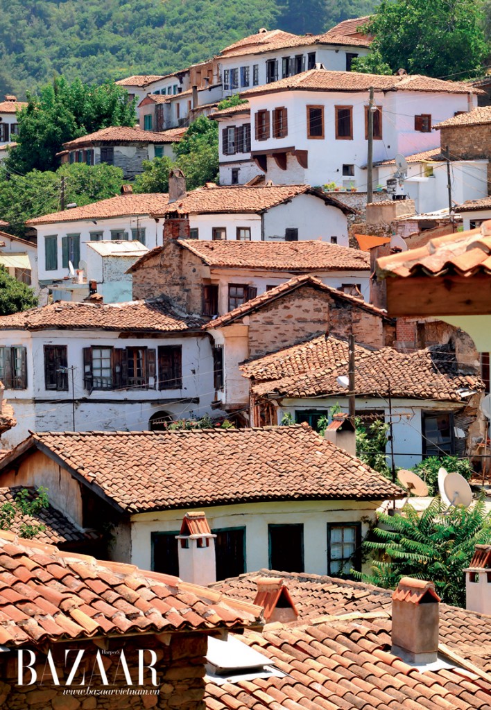 Những ngôi nhà tầng tầng lớp lớp trên triền núi, tạo thành vẻ đặc biệt cho Izmir 