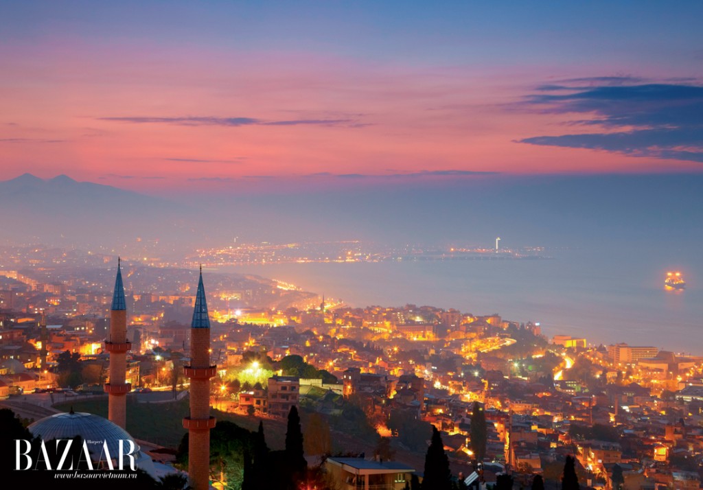 Khung cảnh thần tiên với những ngôi nhà sáng rực ánh đèn quanh vịnh biển Izmir. 