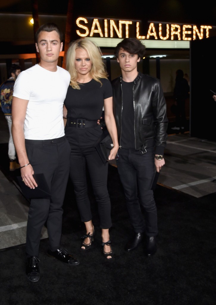 Cô đào Pamela Anderson và hai cậu con trai Brandon và Dylan Lee cũng góp mặt tại sự kiện. 