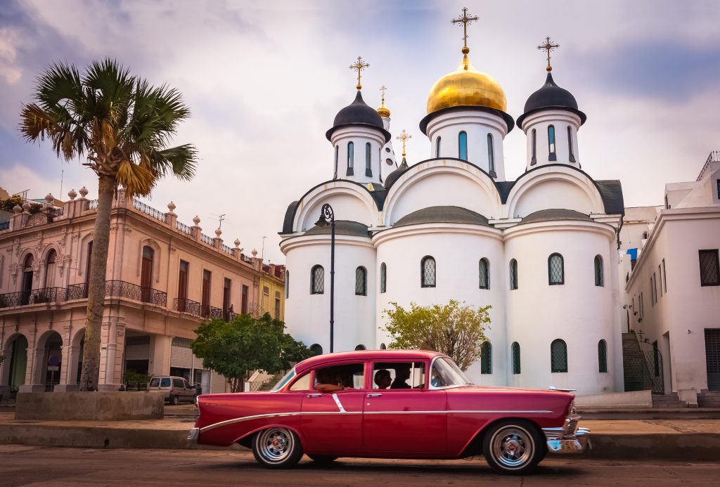 Khung cảnh tuyệt đẹp phía trước một nhà thờ Nga cùng chiếc xe cổ năm 1950