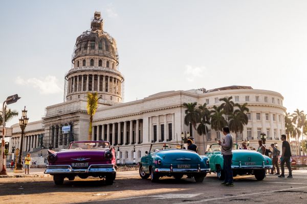 Những chiếc xe cổ Chevy, Chrysler, Pontiac, Buick thập niên 1950 là báu vật của thành phố