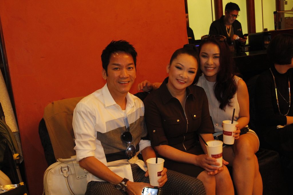 Ca sỹ Như Quỳnh (giữa) chụp ảnh cùng khách tham dự