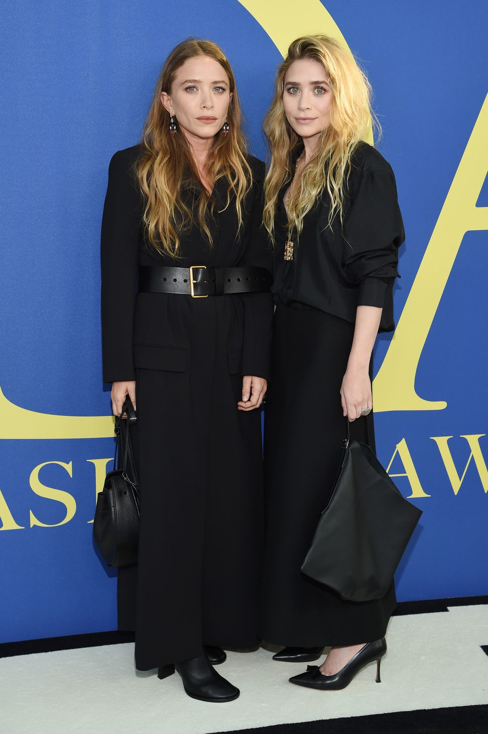 Chị em nhà Olsen trong trang phục The Row.
