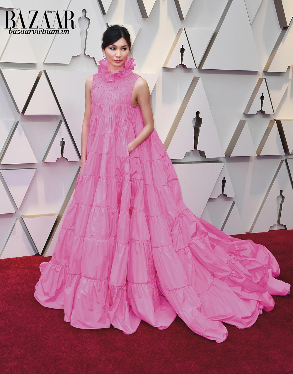 Gemma Chan lộng lẫy trong đầm dạ hội của Valentino. Màu hồng fuchsia và tùng váy xòe là điểm nhấn làm cô tươi như một đóa hoa.