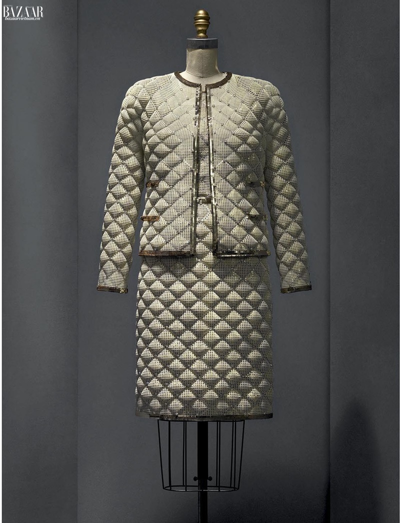 Công nghệ in 3D. Một bộ suit của Chanel được dệt nên bằng kỹ thuật in 3D