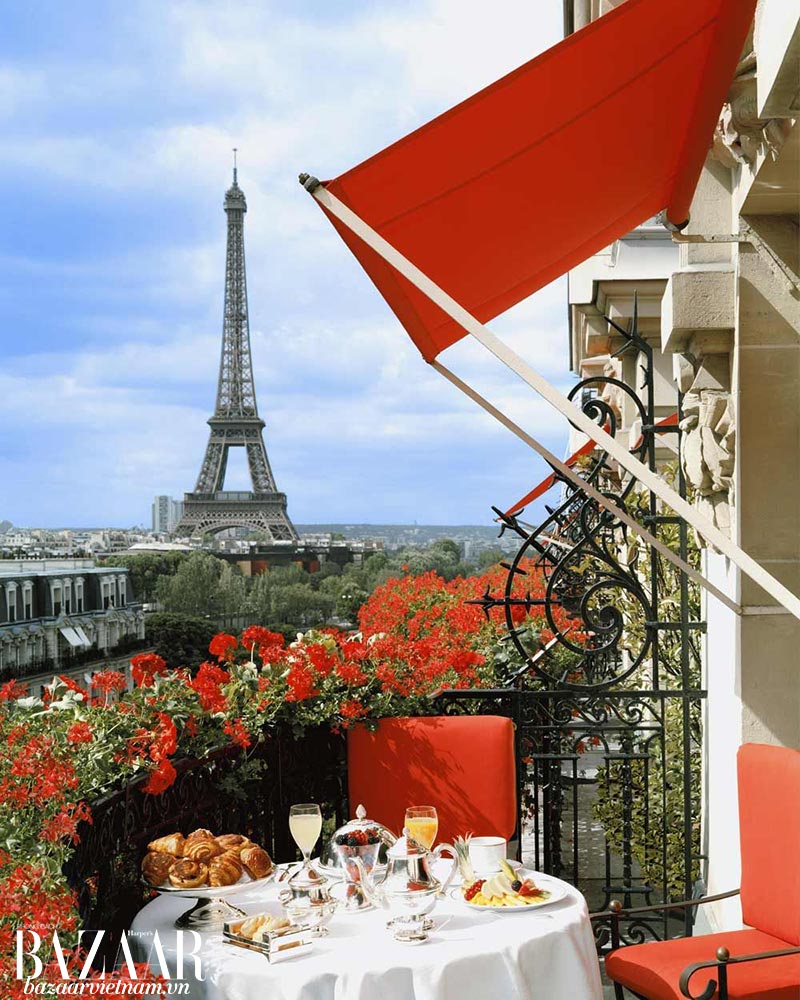 View tháp Eiffel từ ban công khách sạn 5-sao Hotel Plaza Athénée xuất hiện trên Instagram nhiều blogger du lịch đình đám