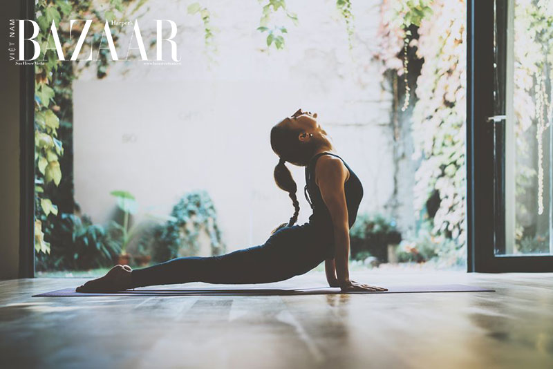 Tập yoga có thể giúp bạn giảm cảm xúc tiêu cực. Từ đó giúp làn da của bạn ít bị stress. Ảnh: Getty Images