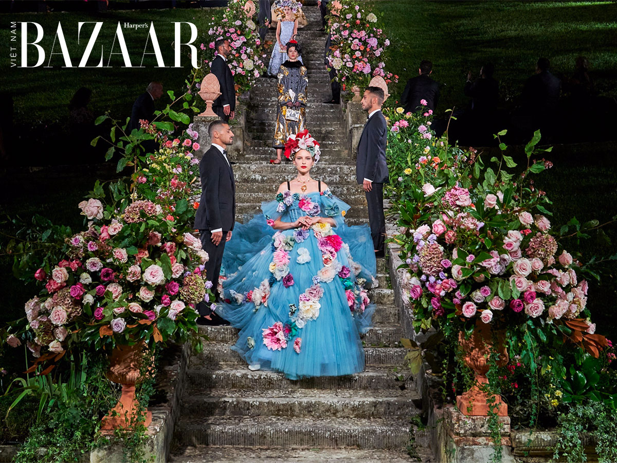 Sàn diễn runway Dolce & Gabbana Alta Moda 2020 là cầu thang đá trải hoa hồng
