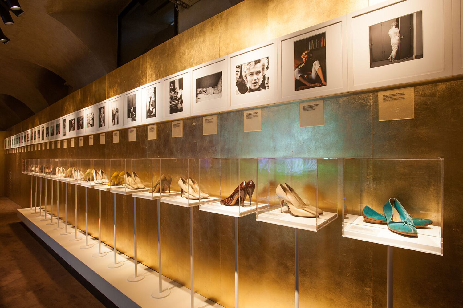 Năm 2012, Salvatore Ferragamo từng mở triển lãm về Marilyn Monroe, trưng bày những đôi giày cô từng mang từ thương hiệu. Ảnh: The Skinny Beep
