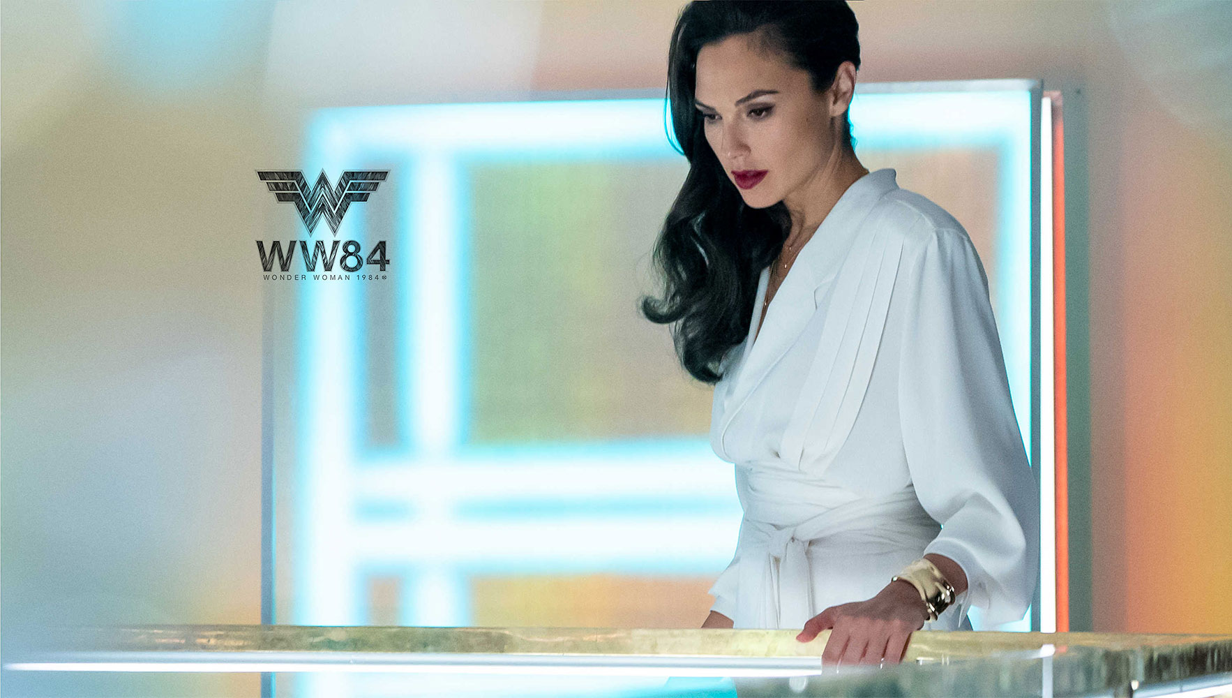 "Wonder Woman" Gal Gadot quyền lực trong vòng tay Bone Cuff của Tiffany & Co