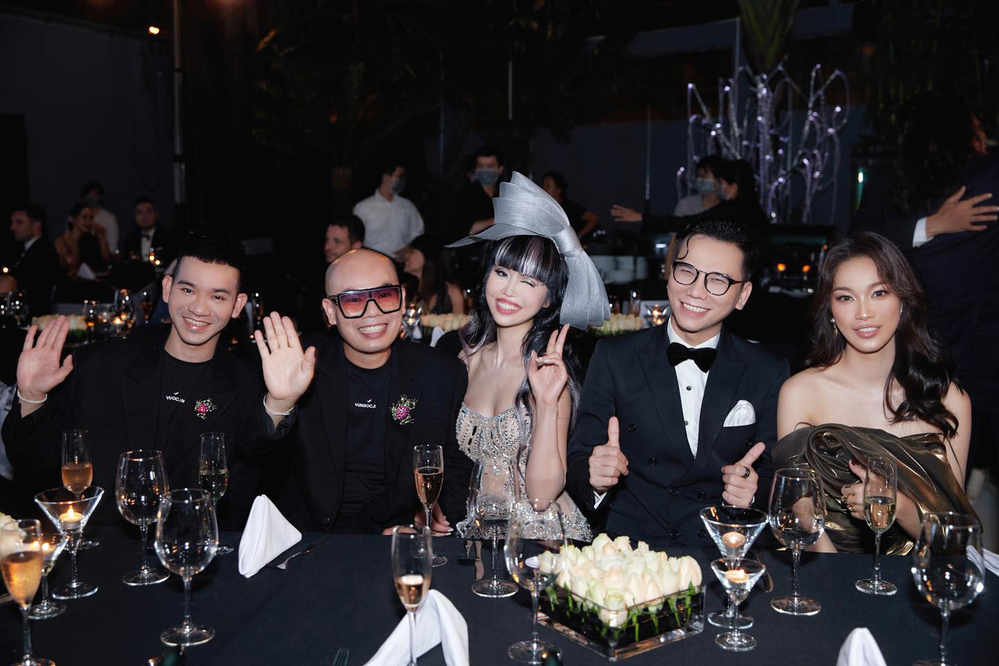 (Từ trái sang) Bộ đôi hai nhà thiết kế VUNGOC&SON, Jessica Minh Anh, nhiếp ảnh gia Kiếng Cận, và Coco Thùy Dung tại tiệc Harper's Bazaar Year End Party.
