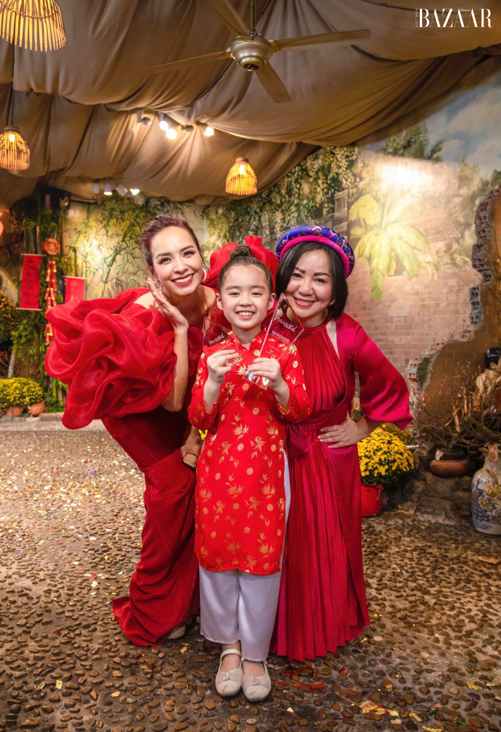 Thuý Hạnh (trái), bé Rồng (Nhã Uyên) và bà Trang Lê. 