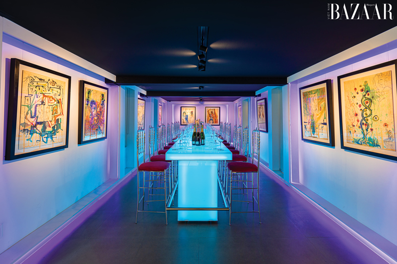 Quầy bar sử dụng đèn neon hiện đại, trông như phòng triển lãm tranh