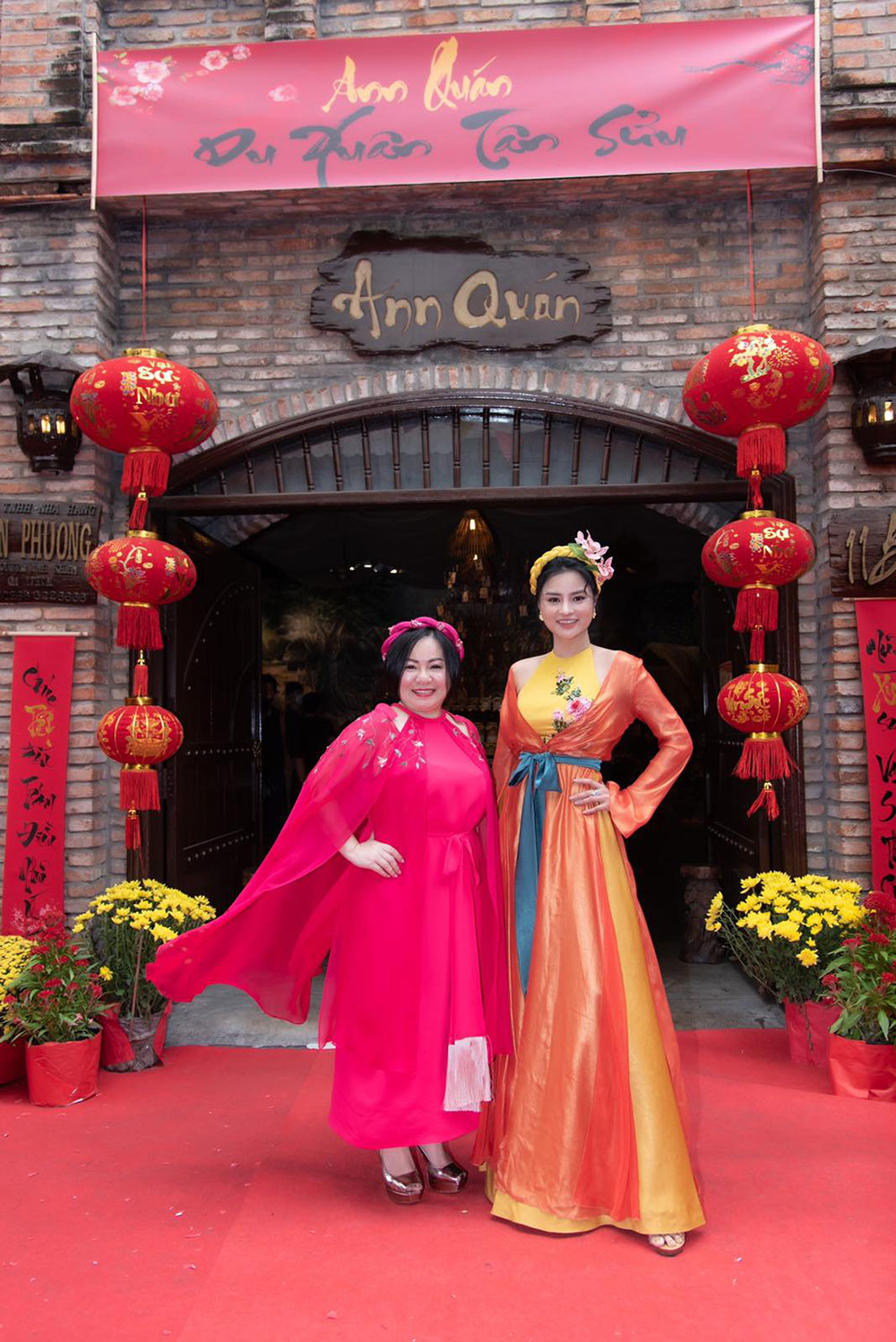Chị Trang Lê và siêu mẫu Vũ Thu Phương chào mời khác đến buổi tiệc Tết Celebration 2021 tại Ann Quán