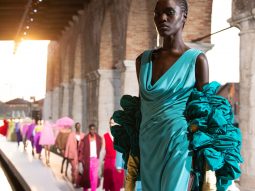 Valentino Haute Couture Thu Đông 2021 thoát khỏi những định kiến cũ kỹ về thời trang cao cấp