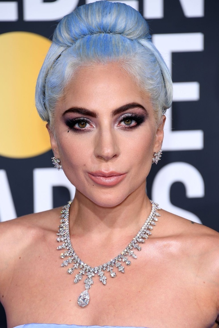 Lady Gaga với mái tóc màu nhuộm bạch kim ánh xanh