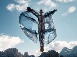 Iris Van Herpen Haute Couture Thu Đông 2021 biến thời trang cao cấp thành đồ đi nhảy dù