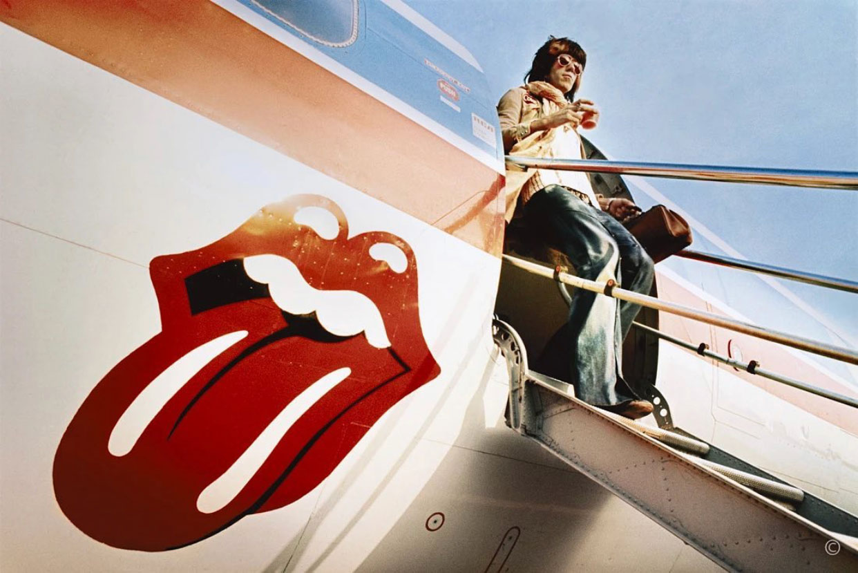 Keith Richards, thành viên ban nhạc Rolling Stones, rời chiếc chuyên cơ in biểu tượng đôi môi lè lưỡi kinh điển của ban nhạc năm 1972. Ảnh: Instagram @therollingstones
