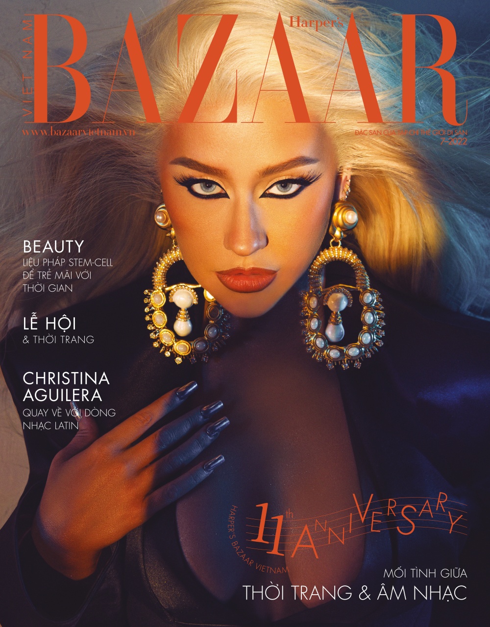 Christina Aguilera trên trang bìa Harper's Bazaar 7/22.