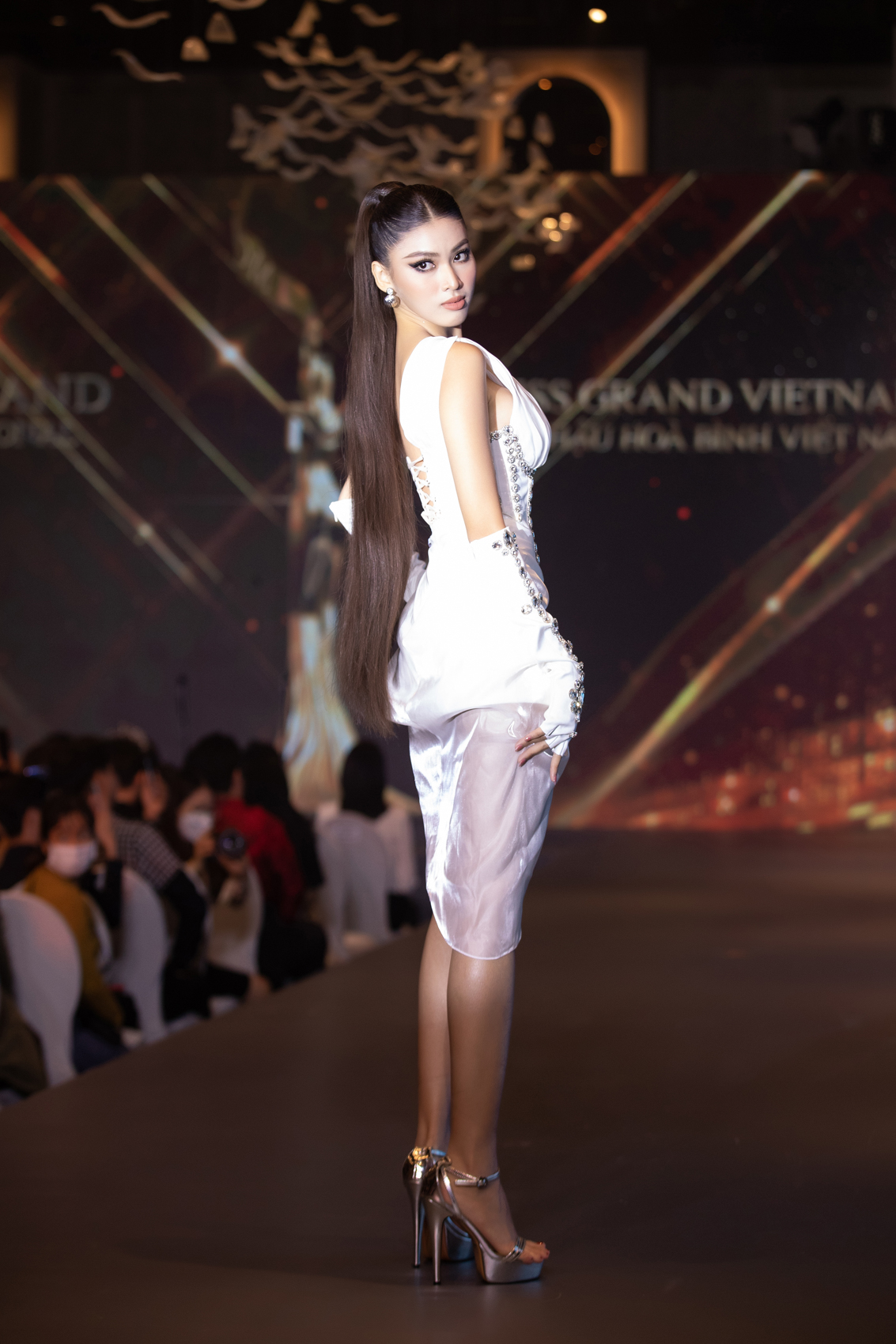 Harper's Bazaar_Miss Grand International mặc đồ NTK Trần Ninh Hưng_06