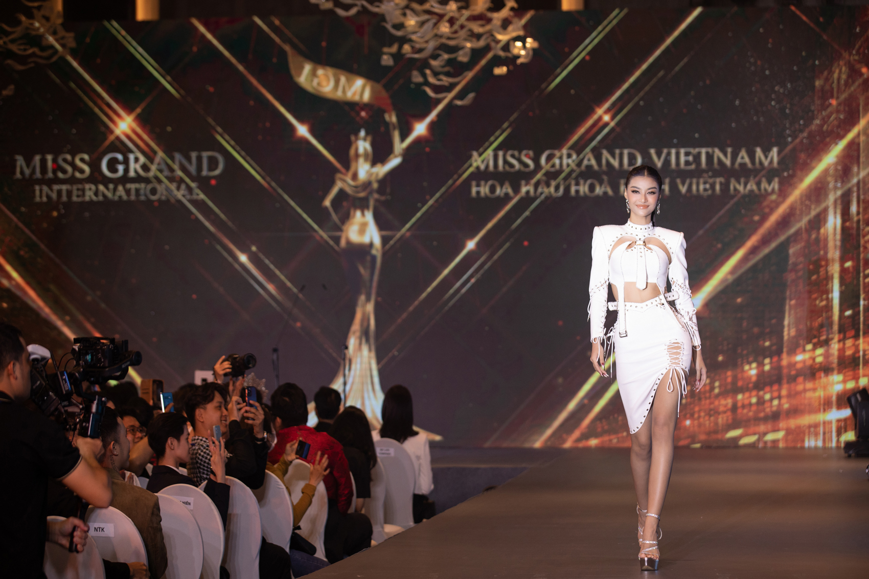 Harper's Bazaar_Miss Grand International mặc đồ NTK Trần Ninh Hưng_04
