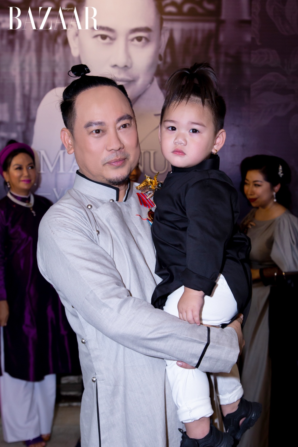 Võ Việt Chung và con trai với tên thân mật là Nưa. Cậu bé là nguồn cảm hứng mới của nhà thiết kế. 