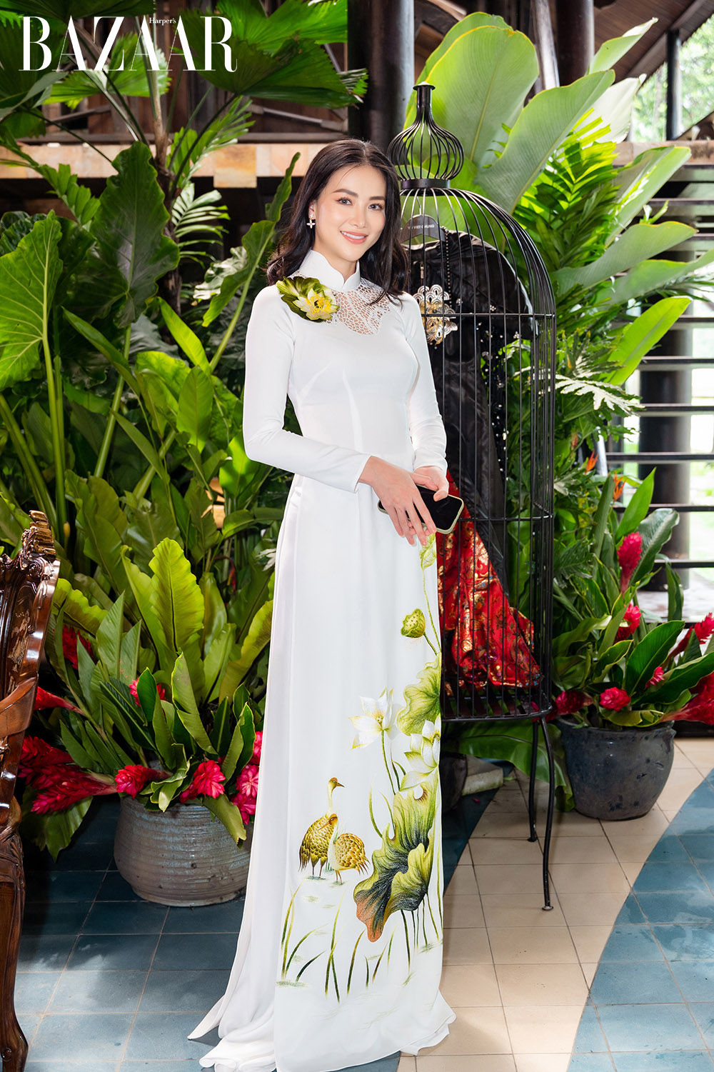 Hoa hậu Trái đất Phương Khánh trong tà áo dài Võ Việt Chung 