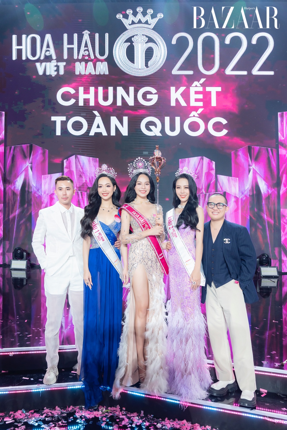 Hai NTK Phạm Sĩ Toàn (Trái) và Huỳnh Bảo Toàn (phải) của Song Toàn, chụp ảnh cùng top 3 Hoa hậu Việt Nam 2022 