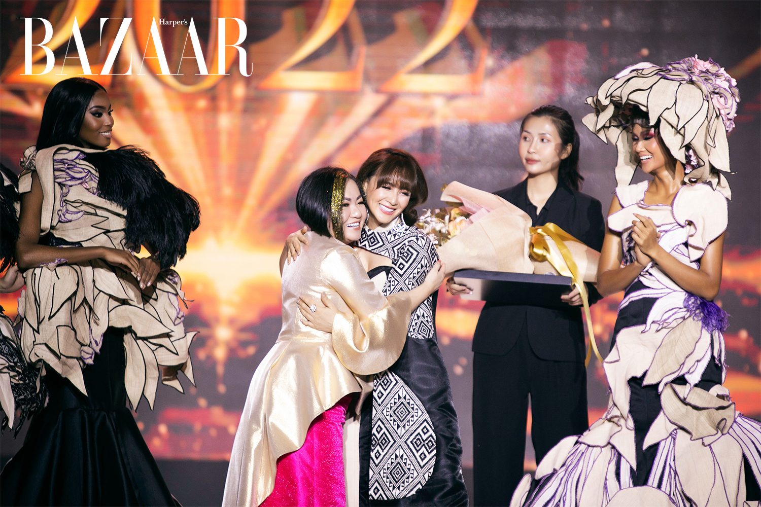 NTK Tuyết Lê được vinh danh trong hạng mục Nhà thiết kế của Năm tại Star Awards 2022.