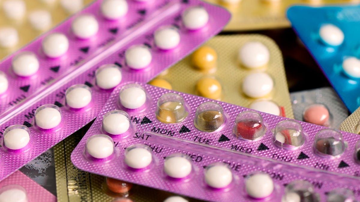Cách làm chậm kinh nguyệt 1 tuần: Sử dụng thuốc tránh thai hàng ngày