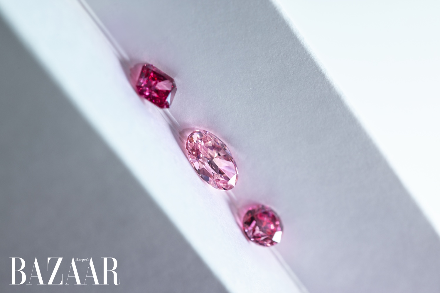 Từ trên xuống: Kim cương màu hồng đỏ siêu quý hiếm, kim cương hồng ánh tím, kim cương hồng thẫm. Tất cả đều thuộc bộ sưu tập kim cương hồng Argyle của Tiffany & Co. 
