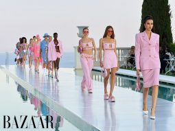 Versace Pre-Fall 2023: Vẻ đẹp Barbiecore thống trị đường băng “La Vacanza”