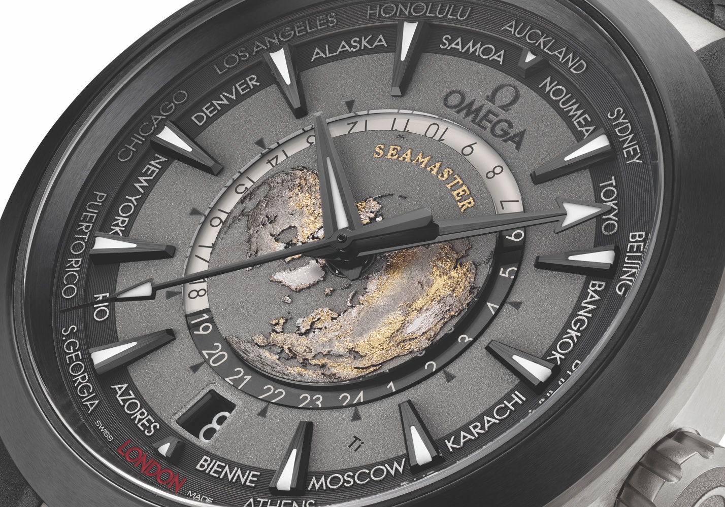 Cận cảnh mặt số của đồng hồ OMEGA Seamaster Aqua Terra Worldtimer 2023 
