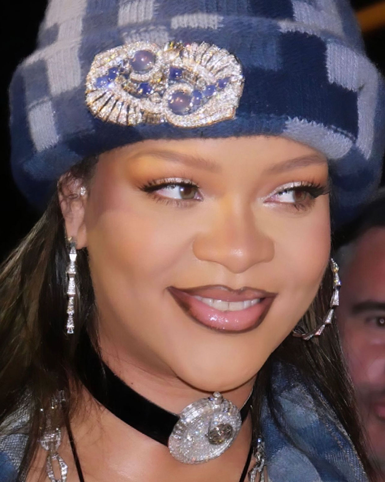 Rihanna biến đồng hồ Jacob & Co 17 tỉ đồng thành vòng choker đeo cổ