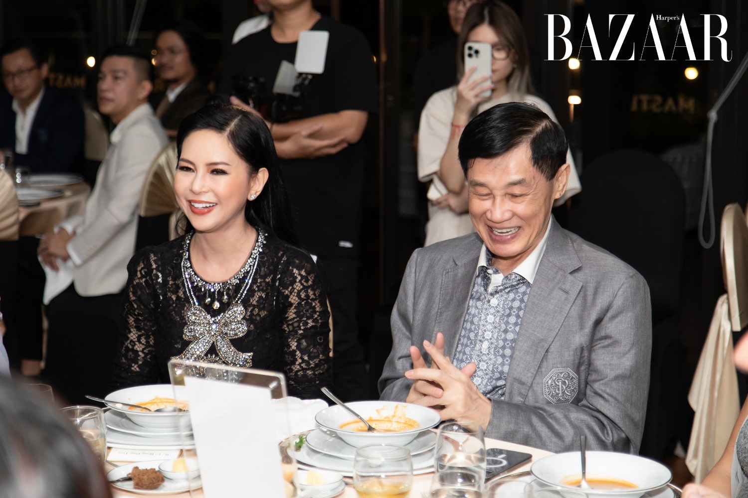 Ông Jonnathan Hạnh Nguyễn và chị Thủy Tiên tại tiệc sinh nhật Bazaar Việt Nam 
