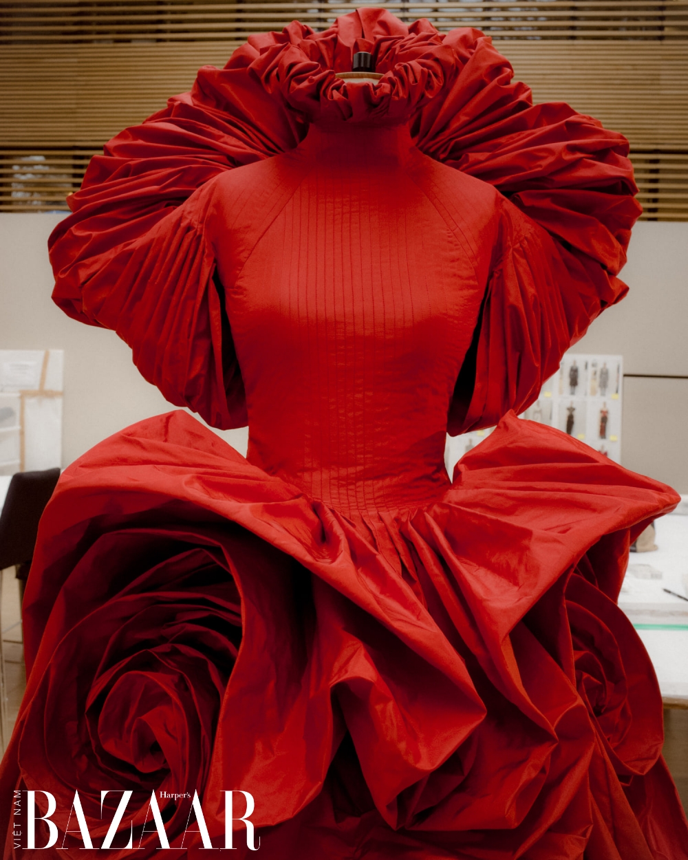 Thiết kế váy hoa hồng đỏ xếp nếp của Alexander McQueen