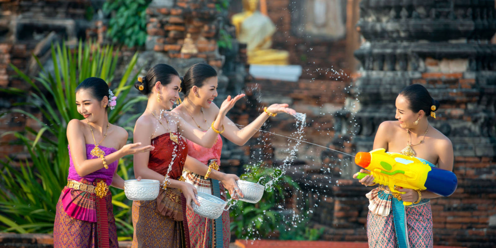 Tháng 4: Lễ hội té nước Songkran