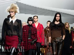Versace Thu Đông 2024: Punk, tweed và corset